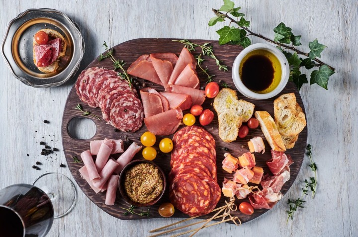 Deliciosa tabla de carnes frías para Navidad Deliciosa tabla de carnes frías para Navidad