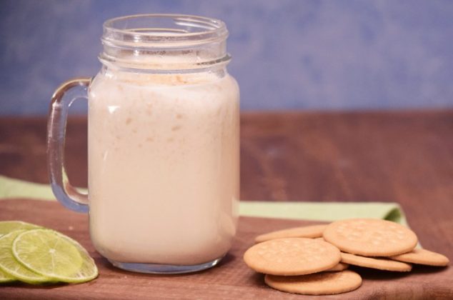 Atole de pay de limón, ¡con leche condensada!