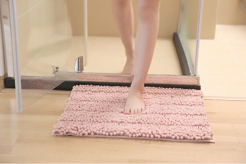 la manera correcta de lavar el tapete del baño