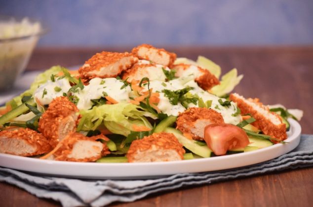 Ensalada buffalo con pollo y aderezo casero, ¡súper rica y llenadora!