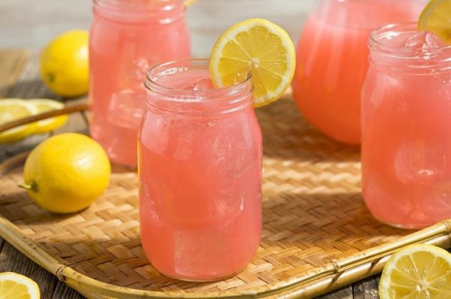 Aprende cómo preparar limonada rosa, ¡con 5 ingredientes!