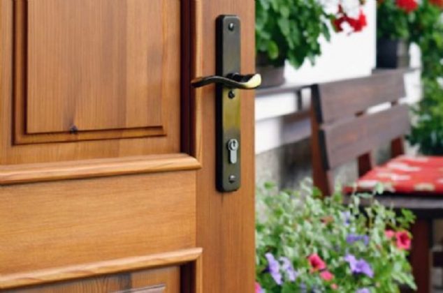 Beneficios de limpiar la puerta de tu casa con té de menta o hierbabuena