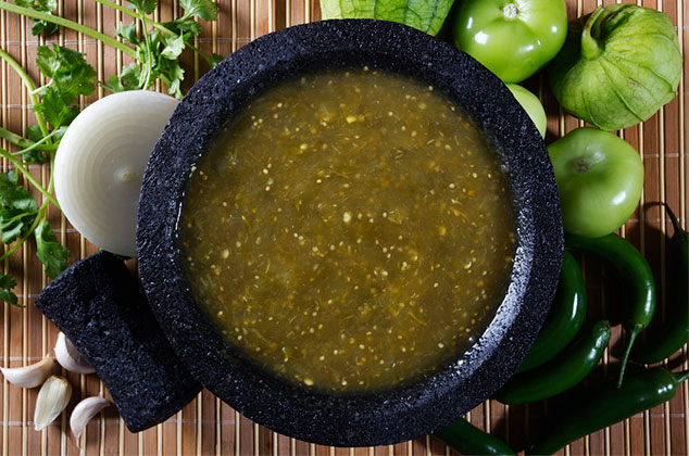 salsa verde para tamales en molcajete
