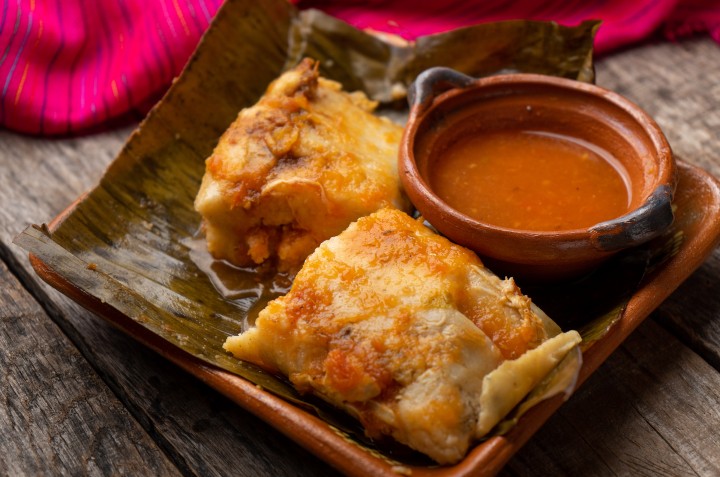 tamales de costilla con salsa