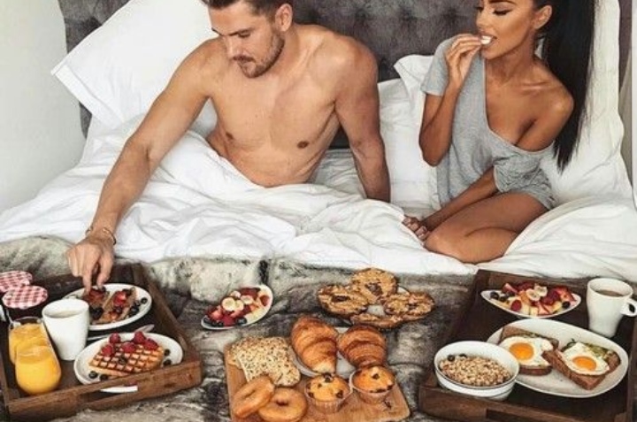 pareja desayunando en la cama