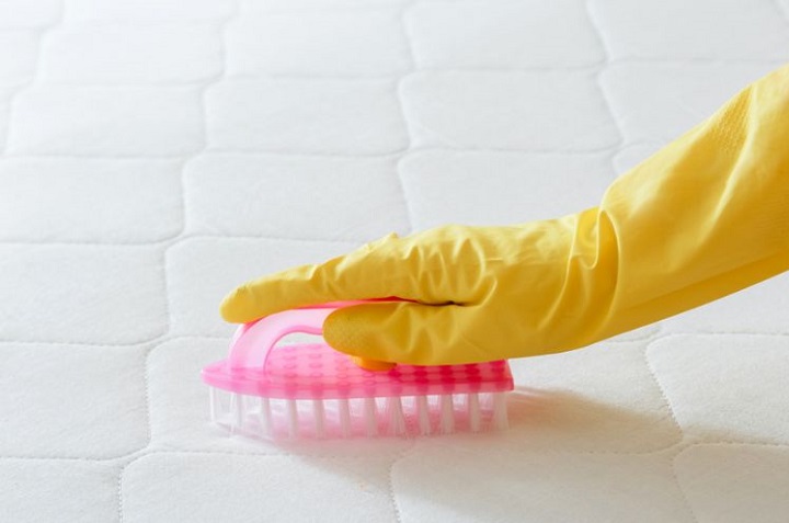 3 métodos para eliminar las manchas amarillas del colchón sin usar cloro 0