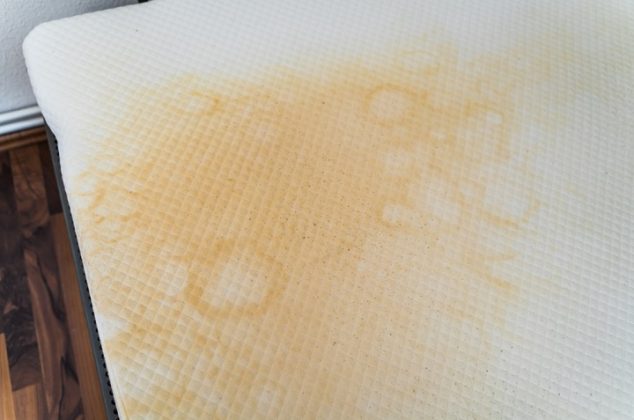 3 métodos para eliminar las manchas amarillas del colchón sin usar cloro