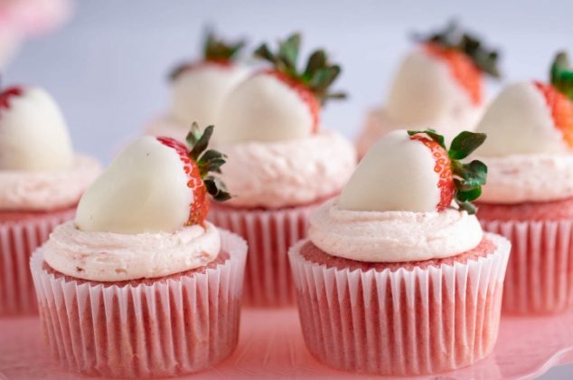 Cupcakes románticos con fresas cubiertas de chocolate blanco