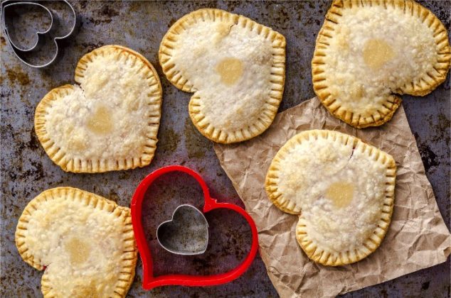 Deliciosas empanadas de manzana en forma de corazón