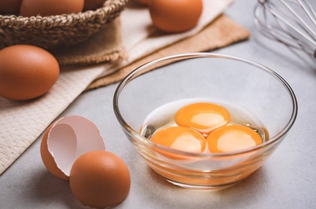 ¿Es bueno comer o tomar huevo crudo en las mañanas?