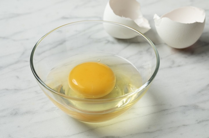 ¿Es bueno comer o tomar huevo crudo en las mañanas? 0