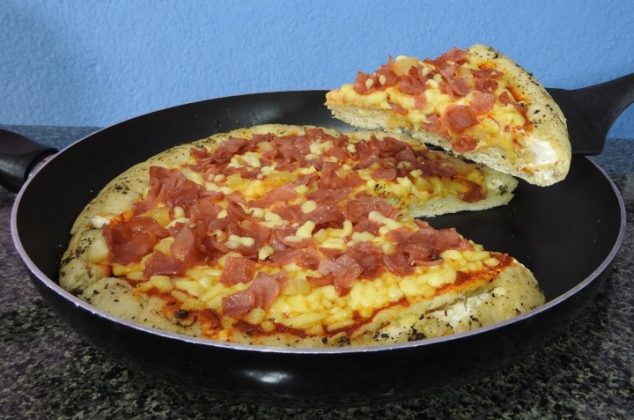 Pizza hawaiana baja en calorías ¡En sartén y en 10 minutos!