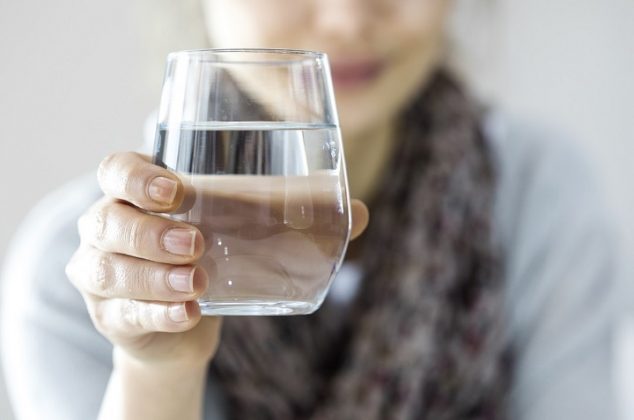 ¿Cuáles son los beneficios de beber agua alcalina en el cuerpo?