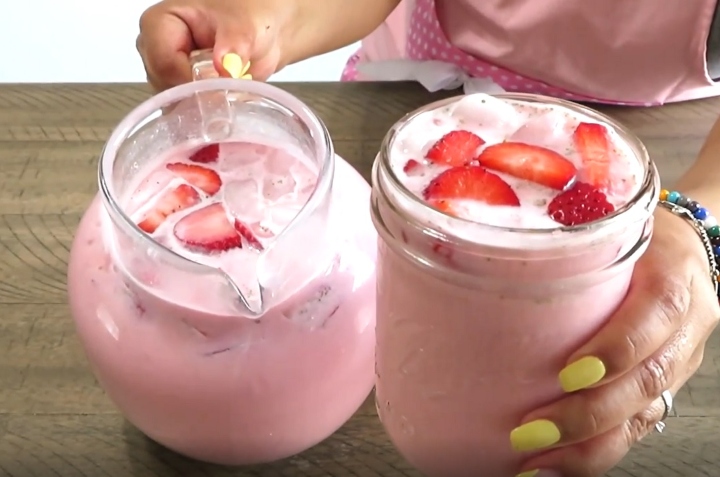 agua de fresa con horchata estilo la michoacana