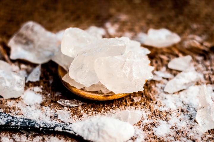 beneficios de la piedra de alumbre