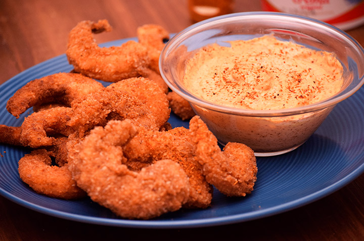 Camarones empanizados con dip especial