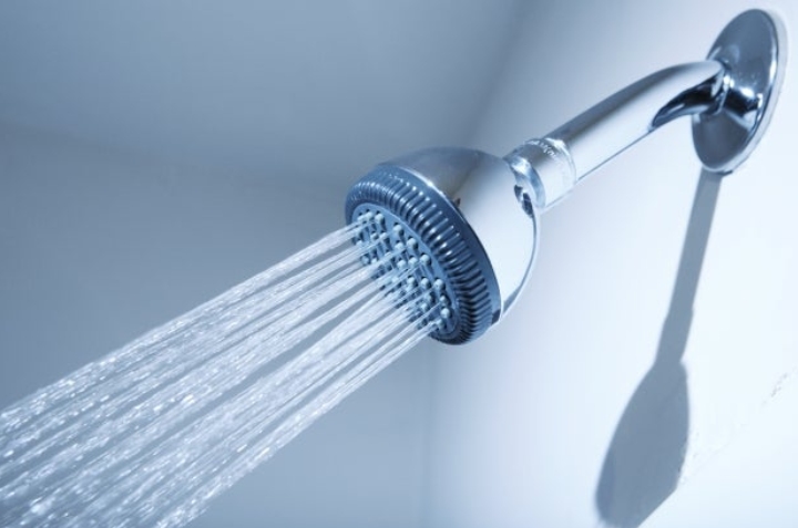 4 consejos para aumentar la presión del agua en la ducha