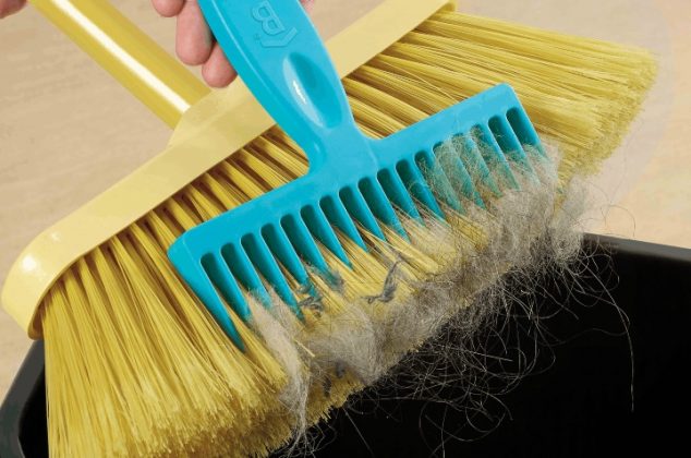 3 maneras de limpiar la escoba para evitar que guarde pelos, bacterias y polvo