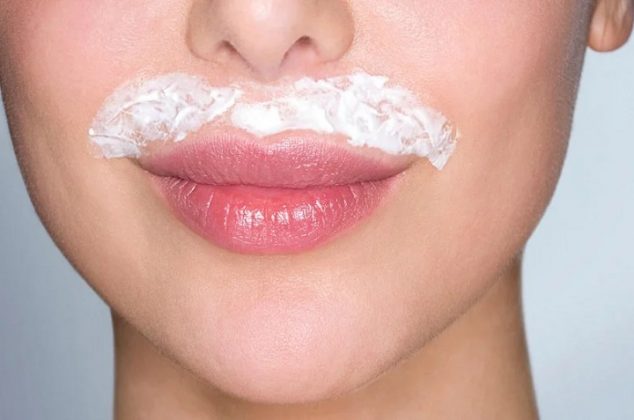 Mascarilla con leche en polvo para eliminar la mancha negra del bigote