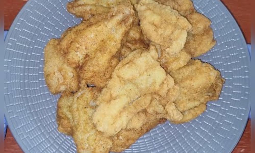 Pescado frito con agua mineral