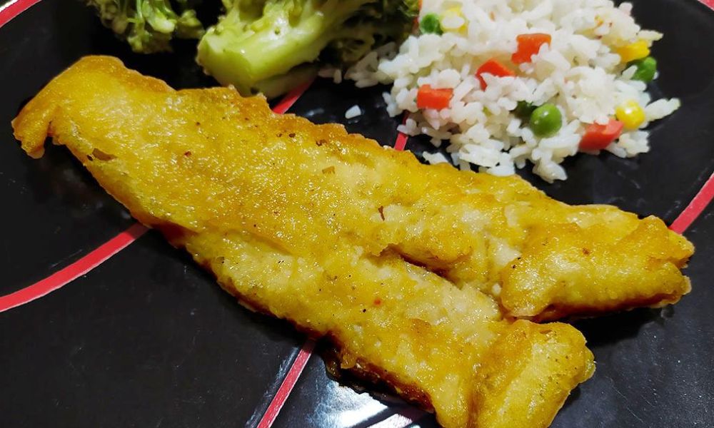 Pescado frito con agua