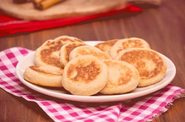 Esponjosas gorditas de canela y queso crema, ¡en sartén!