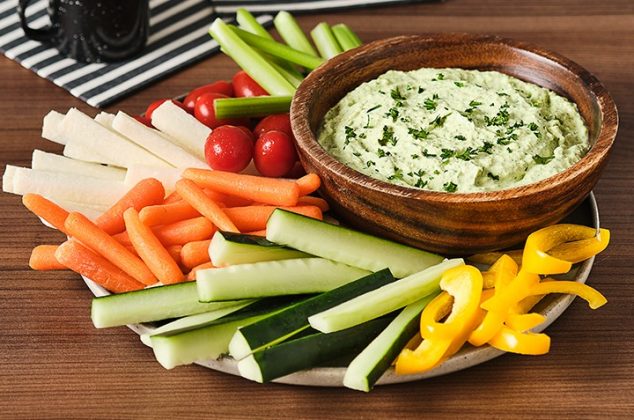 Dip cremoso de jalapeño y cilantro para botanear mientras ves el fútbol