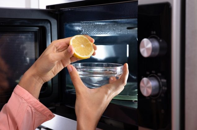 El truco viral para limpiar el microondas con un limón