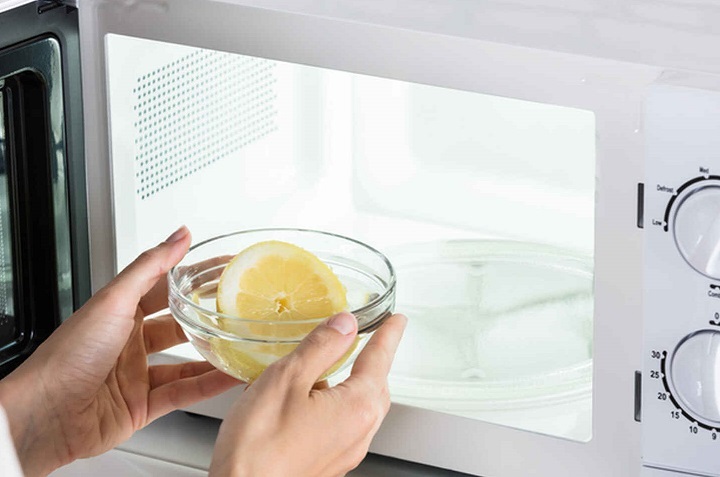 El truco viral para limpiar el microondas con un limón 0