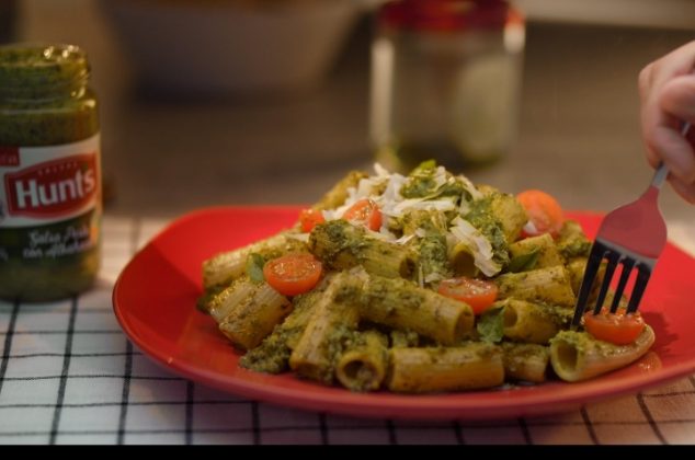 Receta de pasta al pesto con parmesano ¡En 3 pasos!