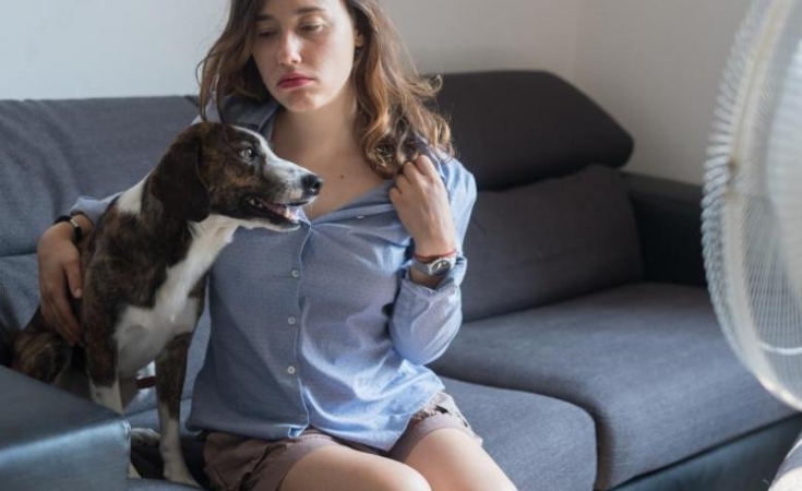 mujer con calor mascota