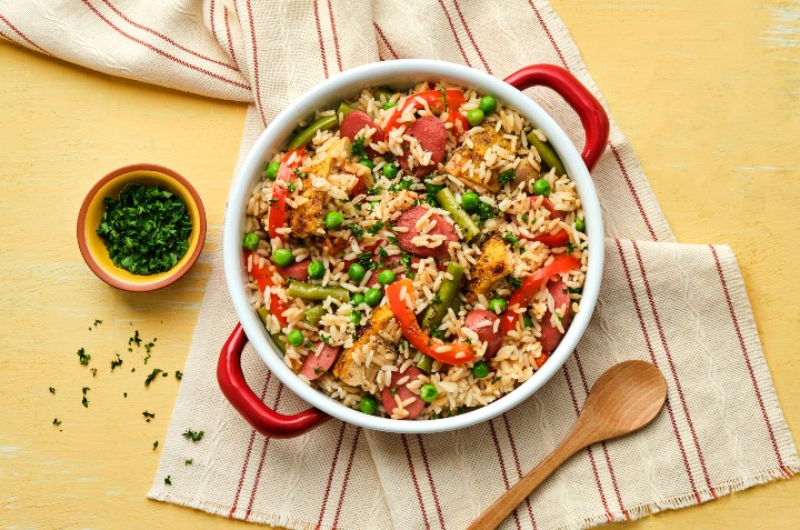 arroz con pollo, salchichas y verduras