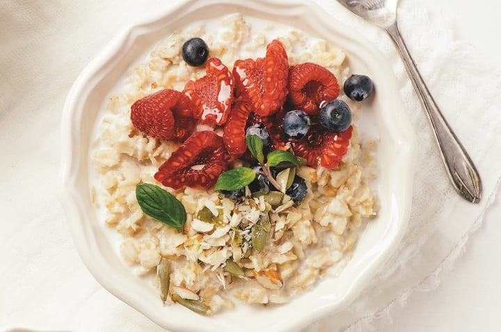 bowl de avena con frutos rojos