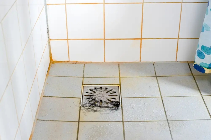 cómo eliminar el moho negro del baño