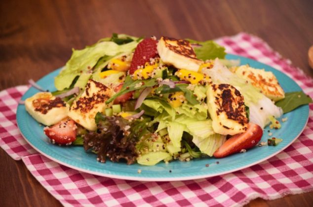 Saludable y fresca: ensalada con queso panela, fresas y aderezo casero