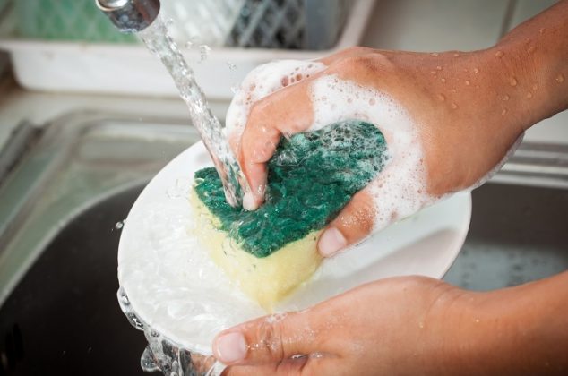 Cómo lavar una esponja de cocina para que esté libre de bacterias