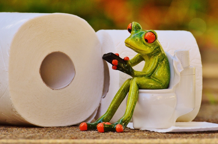 razones no debes usar el celular en el baño