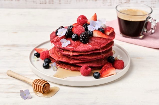 Receta de esponjosos hot cakes rosas ¡En solo 5 pasos!