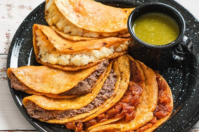 Receta de tacos de canasta: Frijol, papa, adobo y chicharrón para botanear