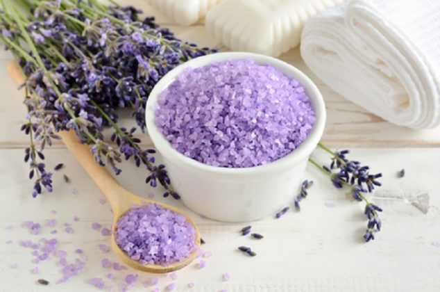 Cómo preparar sales de baño con lavanda para relajar tu cuerpo y mente