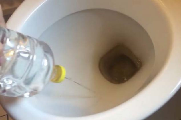 Truco con vinagre para quitar manchas blancas del inodoro