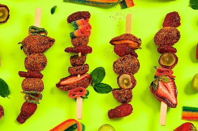 Brochetas de frutas con chamoy y gomitas para ver tu deporte favorito