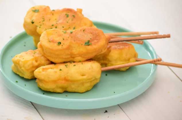 brochetas de platano y salchicha