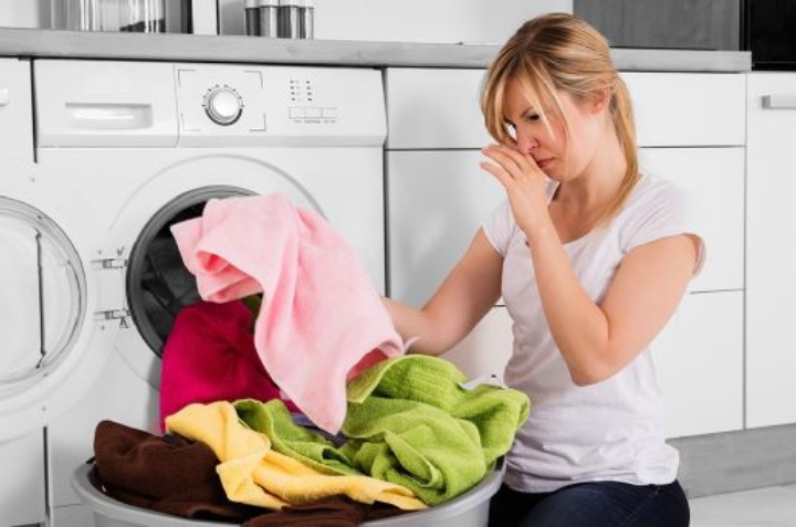 cómo eliminar olor a humedad de toallas