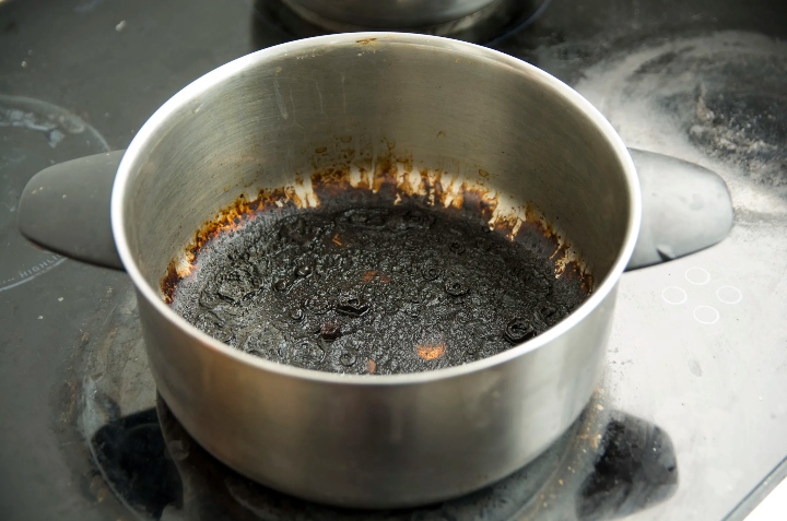 cómo limpiar una olla quemada