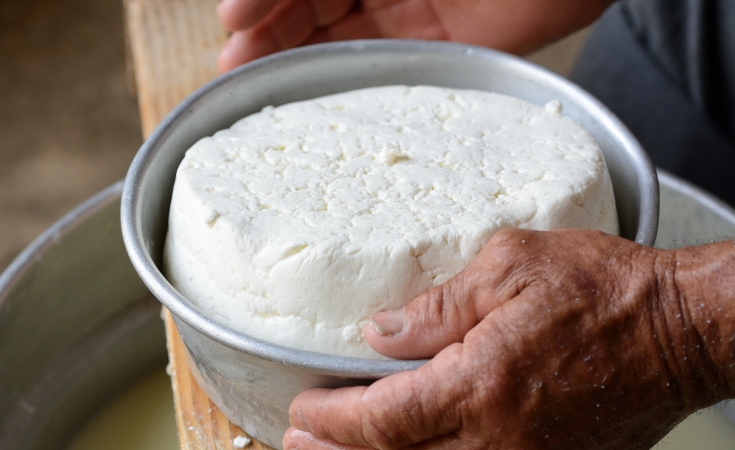 hombre haciendo queso