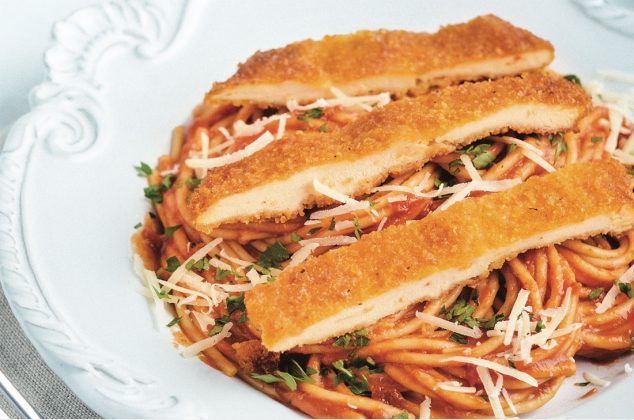 espagueti con pechuga y queso provolone
