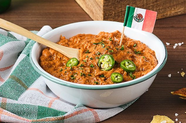 Delicioso dip de chipotle con frijoles y chorizo ¡La botana futbolera perfecta!