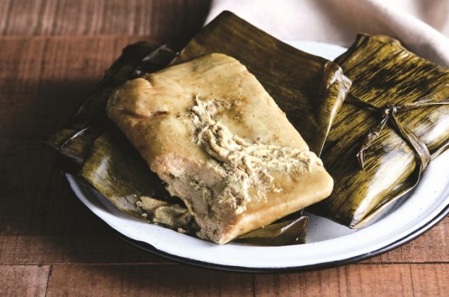 Tradicionales tamales oaxaqueños de mole verde con pollo