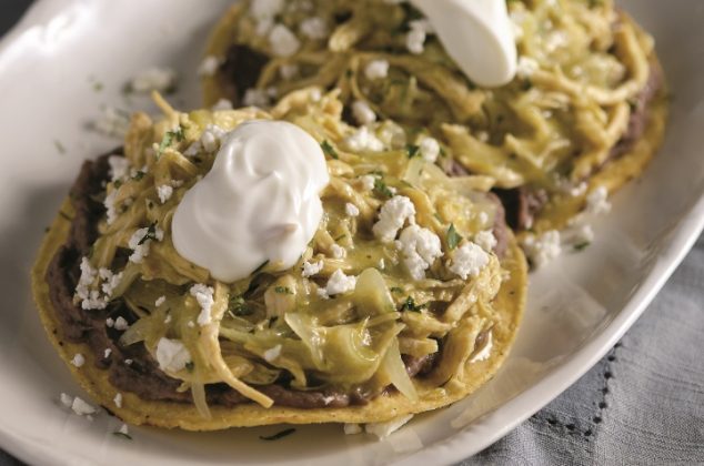 Tostadas de tinga de pollo en salsa verde ¡En 6 pasos!